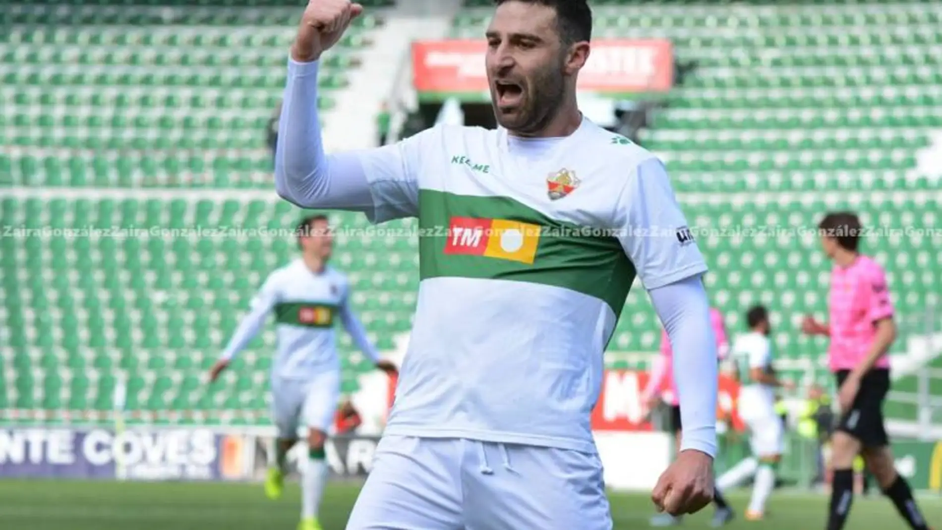 Benja celebrando un gol en el Martínez Valero la temporada pasada
