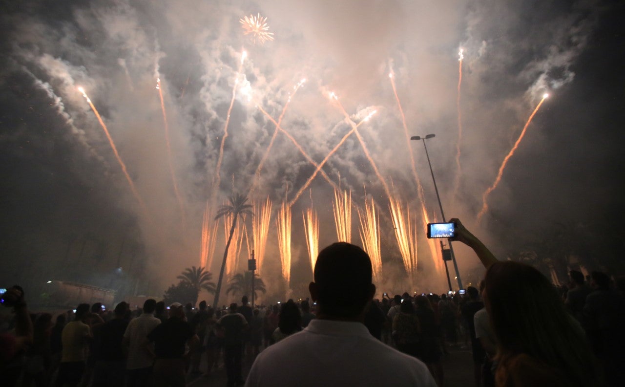 Ilicitanos por Elche ensalza el trabajo de los entes festeros para que las fiestas luzcan pese a existir “descoordinación” en los actos programados Ilicitanos por Elche ensalza el trabajo de los entes festeros para que las fiestas luzcan pese a existir “descoordinación” en los actos programados