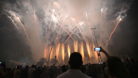 Espect&aacute;culo piromusical en el aparcamiento de Candalix de Elche