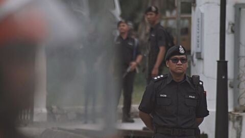 Un polic&iacute;a en Malasia