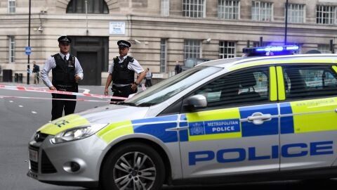 Miembros de la Polic&iacute;a colocan un per&iacute;metro de seguridad en el Parlamento brit&aacute;nico 