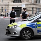 Miembros de la Policía colocan un perímetro de seguridad en el Parlamento británico 