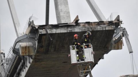 Los servicios de emergencias trabajan en el viaducto derrumbado en G&eacute;nova