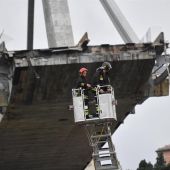 Los servicios de emergencias trabajan en el viaducto derrumbado en Génova