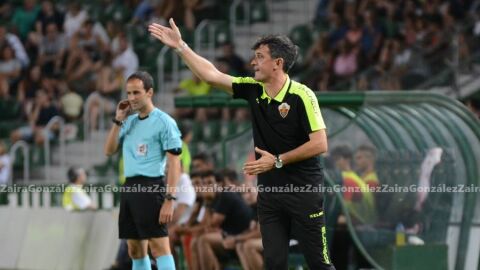 Pacheta, entrenador del Elche CF, dando &oacute;rdenes a sus jugadores en el Festa d'Elx 2018.