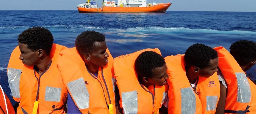 Migrantes rescatados antes de ser trasladados al Aquarius Migrantes rescatados antes de ser trasladados al Aquarius