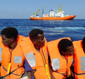 Migrantes rescatados antes de ser trasladados al Aquarius Migrantes rescatados antes de ser trasladados al Aquarius