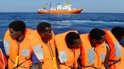 Migrantes rescatados antes de ser trasladados al Aquarius