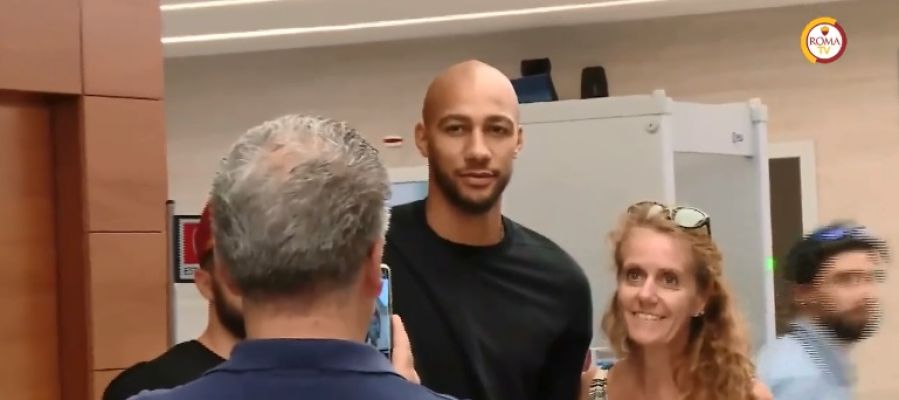 N'Zonzi, en el aeropuerto de Roma N'Zonzi, en el aeropuerto de Roma