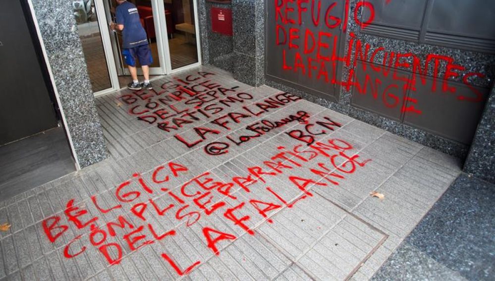 Pintadas contra Puigdemont en el consulado de Bélgica en Barcelona
