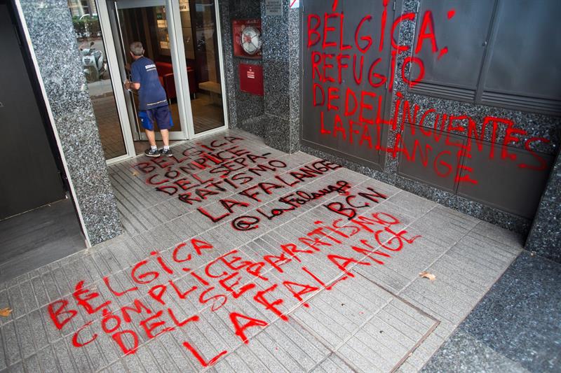 Los Mossos investigan unas pintadas contra Puigdemont en el consulado de Bélgica Los Mossos investigan unas pintadas contra Puigdemont en el consulado de Bélgica