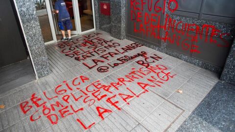 Pintadas contra Puigdemont en el consulado de B&eacute;lgica en Barcelona