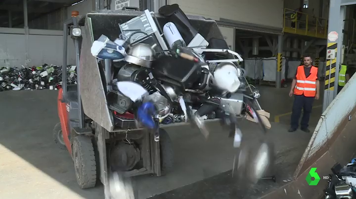 El Ayuntamiento de Vila-real ofrece a las peñas un servicio gratuito de recogida de voluminosos y aparatos eléctricos El Ayuntamiento de Vila-real ofrece a las peñas un servicio gratuito de recogida de voluminosos y aparatos eléctricos