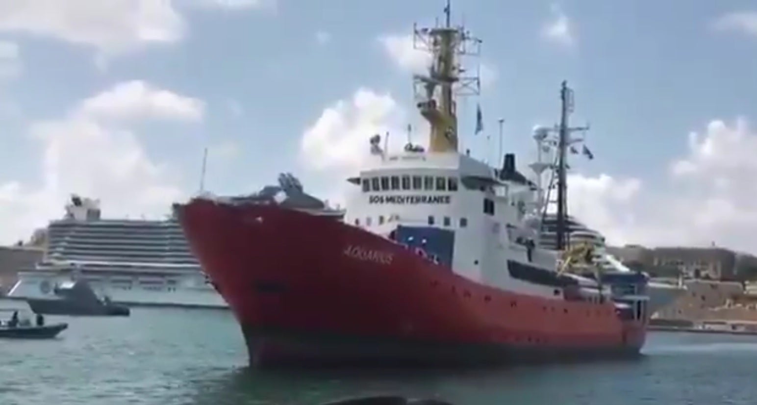 El 'Aquarius' busca puerto de nuevo para desembarcar a 11 personas rescatadas El 'Aquarius' busca puerto de nuevo para desembarcar a 11 personas rescatadas