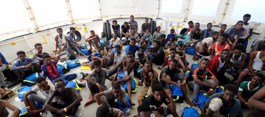 Varios inmigrantes rescatados abordo del barco de rescate Aquarius en el Mediterráneo Varios inmigrantes rescatados abordo del barco de rescate Aquarius en el Mediterráneo