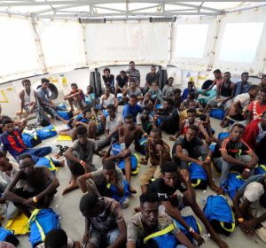 Varios inmigrantes rescatados abordo del barco de rescate Aquarius en el Mediterráneo Varios inmigrantes rescatados abordo del barco de rescate Aquarius en el Mediterráneo