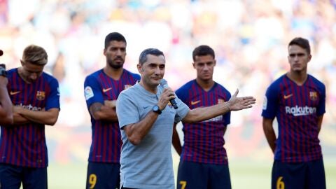 Ernesto Valverde habla ante la afici&oacute;n en el Camp Nou