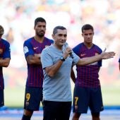 Ernesto Valverde habla ante la afición en el Camp Nou