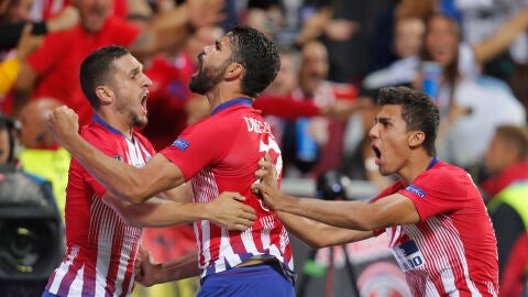 Diego Costa celebra su gol con sus compa&ntilde;eros del Atl&eacute;tico de Madrid