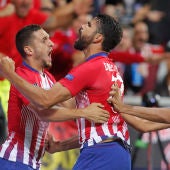 Diego Costa celebra su gol con sus compañeros del Atlético de Madrid