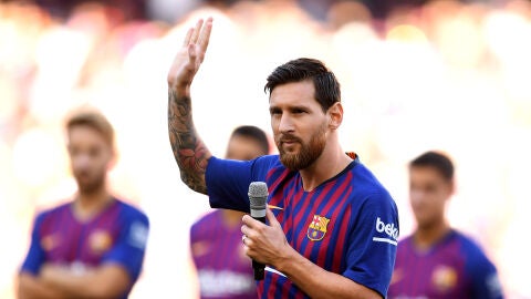 Messi se dirige a los aficionados