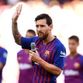 Messi se dirige a los aficionados