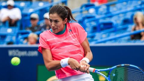 Garbi&ntilde;e Muguruza golpea una bola