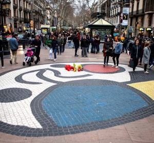 Unas flores homenajean a las víctimas del atentado de las Ramblas de Barcelona (Archivo) Unas flores homenajean a las víctimas del atentado de las Ramblas de Barcelona (Archivo)