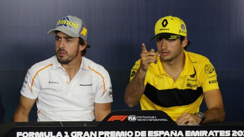 Fernando Alonso y Carlos Sainz, durante una rueda de prensa