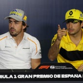 Fernando Alonso y Carlos Sainz, durante una rueda de prensa