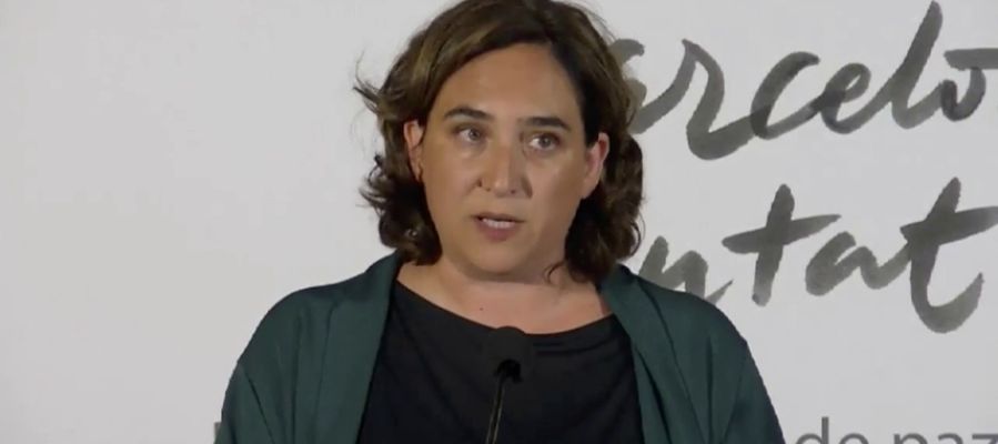 Colau, en el primer aniversario de los atentados del 17-A en Barcelona: "Querían hacernos daño, y lo lograron, pero no lograron contagiarnos su odio" Colau, en el primer aniversario de los atentados del 17-A en Barcelona: "Querían hacernos daño, y lo lograron, pero no lograron contagiarnos su odio"
