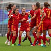 Las jugadoras de la selección española celebran uno de los goles contra Nigeria
