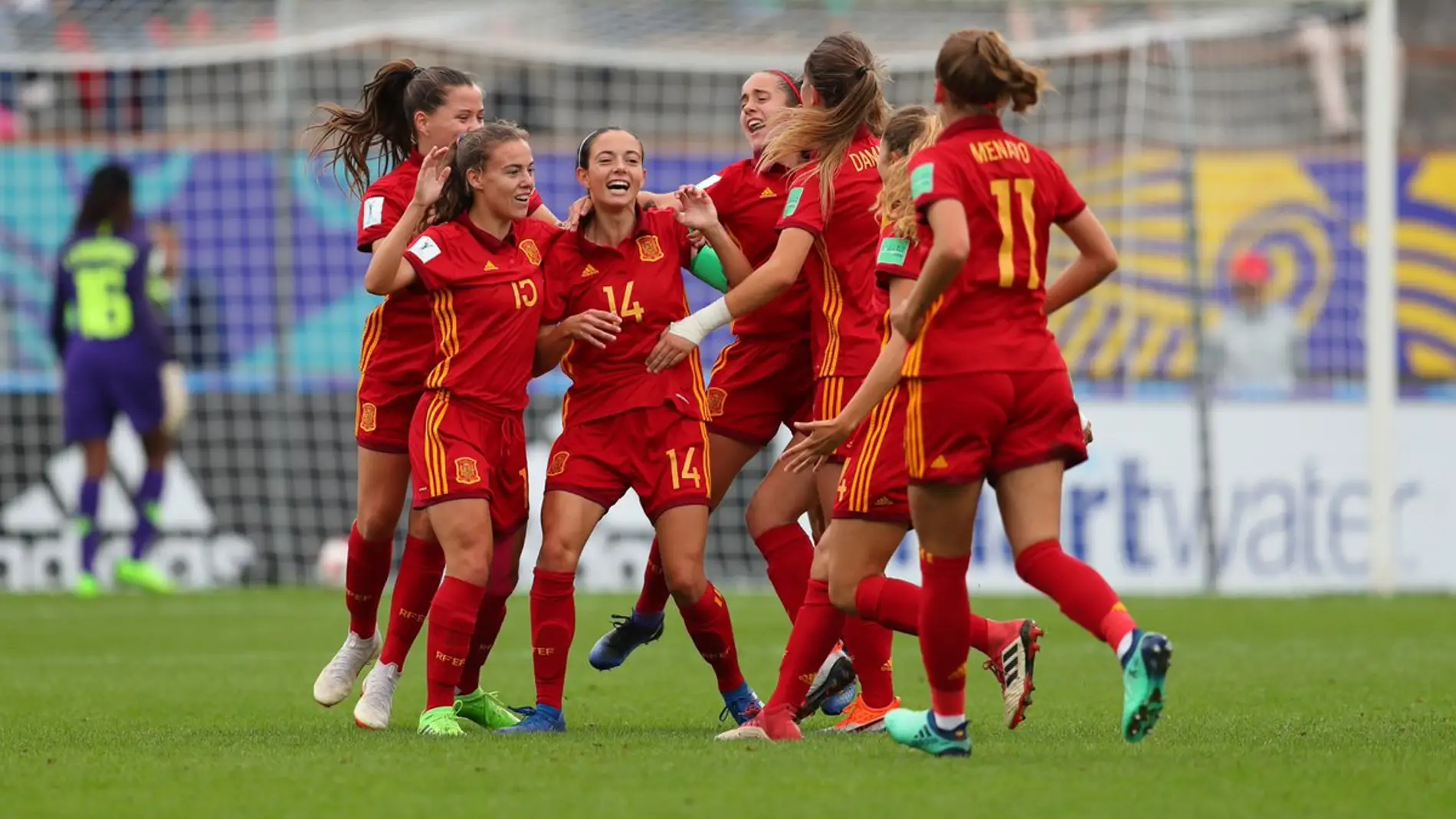 Las jugadoras de la selección española celebran uno de los goles contra Nigeria
