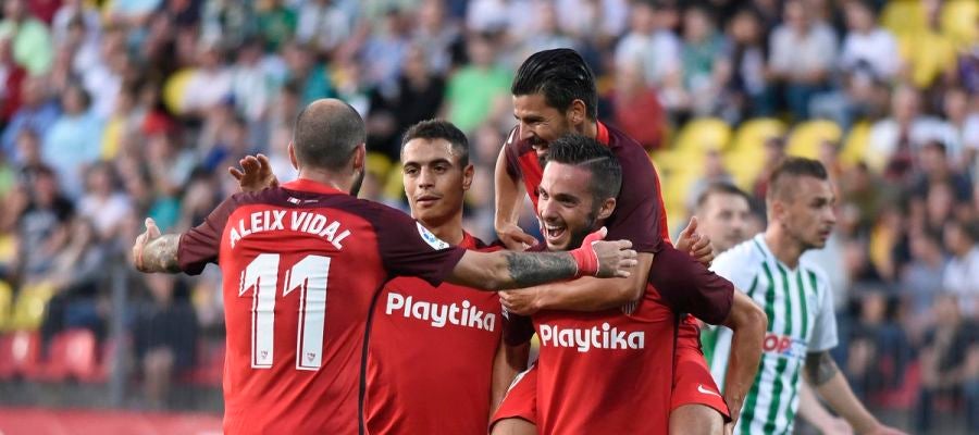 Los jugadores del Sevilla celebran uno de sus goles contra el Vilnius Los jugadores del Sevilla celebran uno de sus goles contra el Vilnius