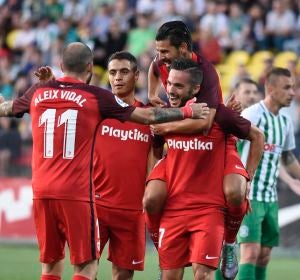 Los jugadores del Sevilla celebran uno de sus goles contra el Vilnius Los jugadores del Sevilla celebran uno de sus goles contra el Vilnius