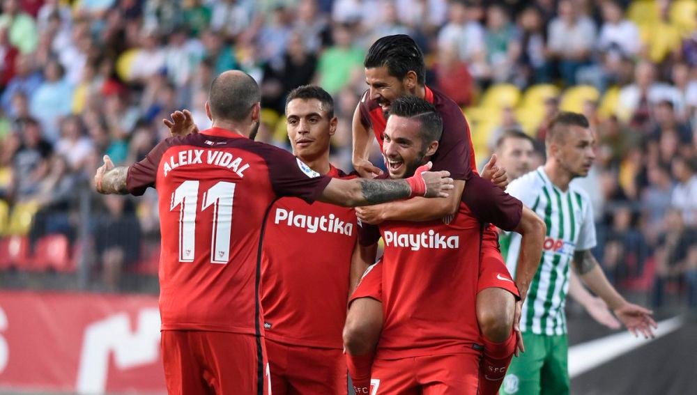 Los jugadores del Sevilla celebran uno de sus goles contra el Vilnius