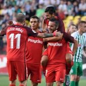 Los jugadores del Sevilla celebran uno de sus goles contra el Vilnius