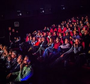 Decenas de personas en una sala de cine Decenas de personas en una sala de cine