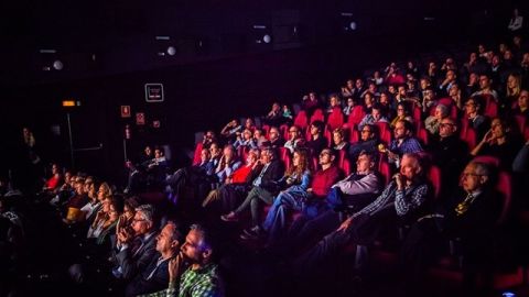 Decenas de personas en una sala de cine