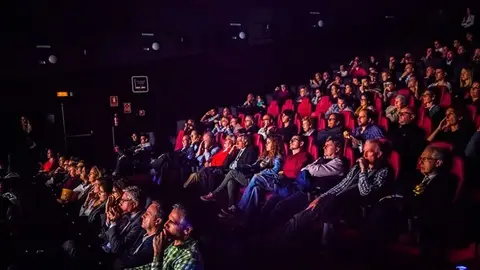 Decenas de personas en una sala de cine Decenas de personas en una sala de cine