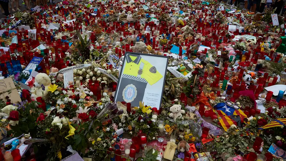 Noticias de la Mañana (17-08-18) Emotivo homenaje en Las Ramblas a las víctimas de los atentados de Barcelona y Cambrils Noticias de la Mañana (17-08-18) Emotivo homenaje en Las Ramblas a las víctimas de los atentados de Barcelona y Cambrils