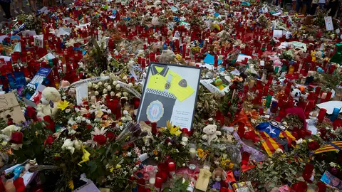 Noticias de la Mañana (17-08-18) Emotivo homenaje en Las Ramblas a las víctimas de los atentados de Barcelona y Cambrils Noticias de la Mañana (17-08-18) Emotivo homenaje en Las Ramblas a las víctimas de los atentados de Barcelona y Cambrils