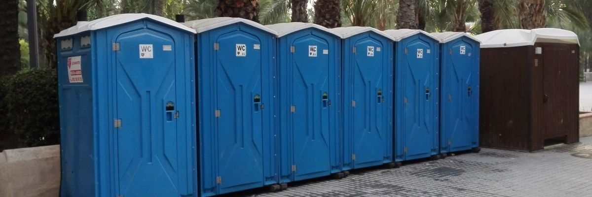Aseos portátiles situados en la entrada del Parque Jaume I en Elche Aseos portátiles situados en la entrada del Parque Jaume I en Elche