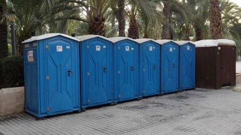 Aseos port&aacute;tiles situados en la entrada del Parque Jaume I en Elche