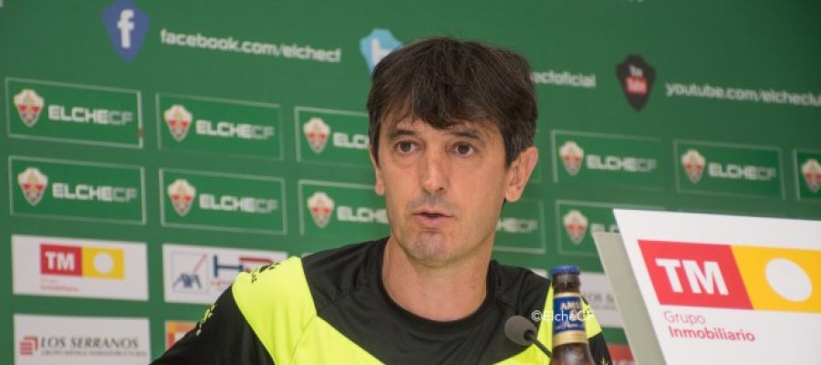 Pacheta compareciendo en una rueda de prensa. Pacheta compareciendo en una rueda de prensa.