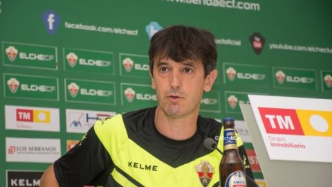 Pacheta compareciendo en una rueda de prensa.