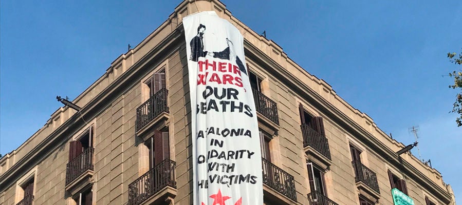 Cuelgan otra pancarta en La Rambla con la imagen de Felipe VI y el rey de Arabia Cuelgan otra pancarta en La Rambla con la imagen de Felipe VI y el rey de Arabia