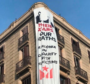 Cuelgan otra pancarta en La Rambla con la imagen de Felipe VI y el rey de Arabia Cuelgan otra pancarta en La Rambla con la imagen de Felipe VI y el rey de Arabia
