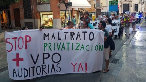 Protesta de Stop Desahucios Mallorca y Stop Maltrato Centro de Acogida en Palma
