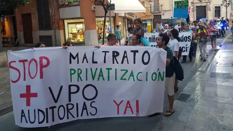 Protesta de Stop Desahucios Mallorca y Stop Maltrato Centro de Acogida en Palma Protesta de Stop Desahucios Mallorca y Stop Maltrato Centro de Acogida en Palma